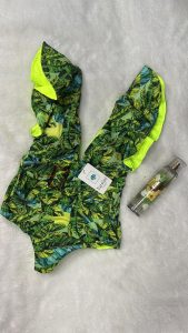 Traje de Baño Entero con Volados y Cinturón – Estilo Tropical & Silueta Definida