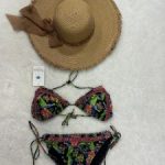 Bikini Floral con Encaje Decorativo – Estilo Femenino y Detalles Únicos